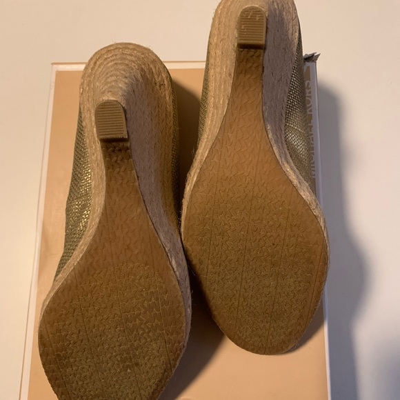 Beautiful pair of canvas wedge shoes. - Picture 3 of 5